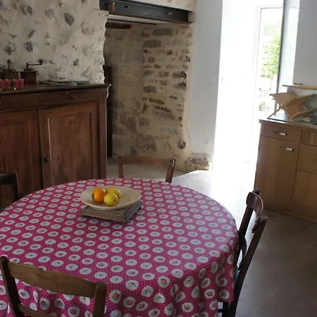 Vakantiehuis Maison De Village Renovee Meyronne